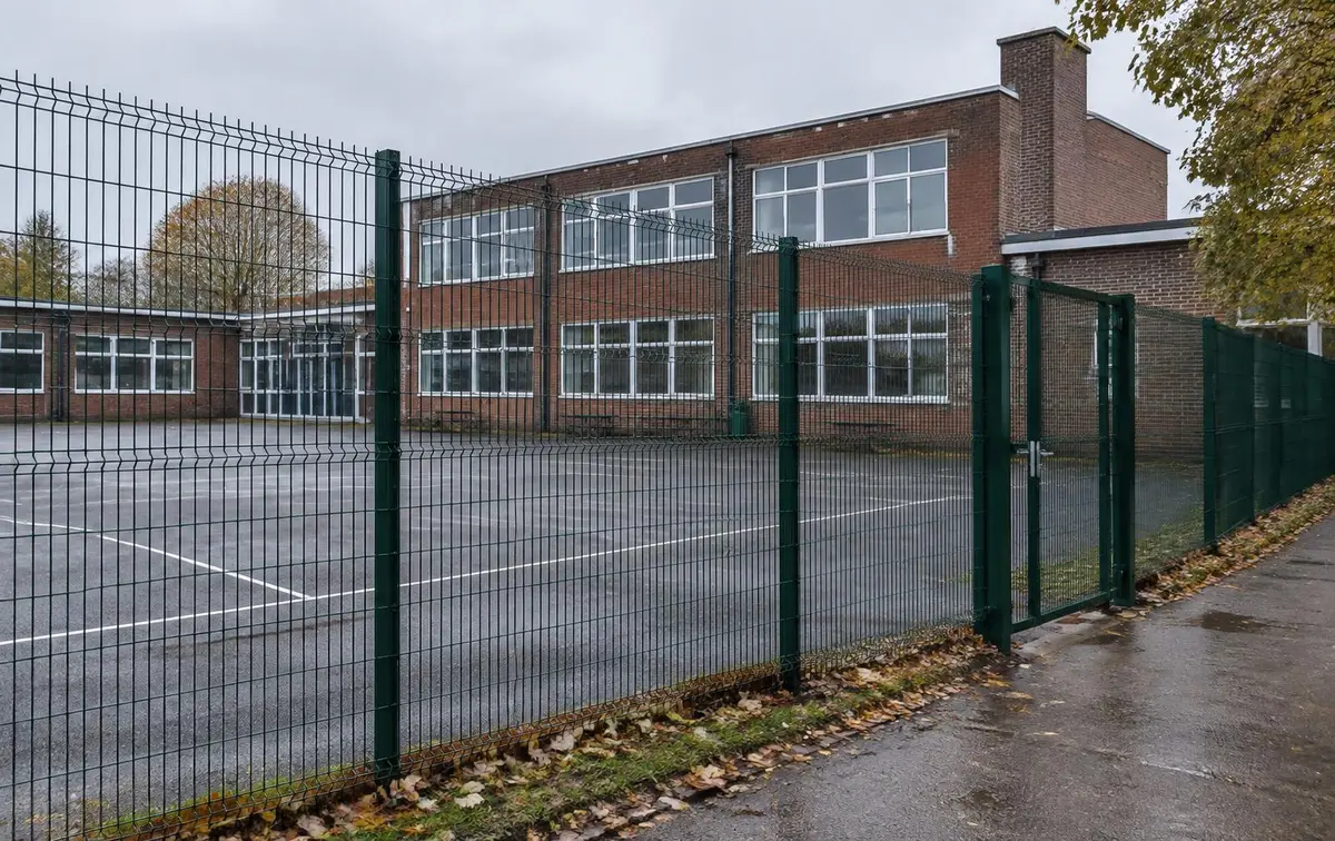 Secondary school boundary — 868 twin-wire mesh, RAL 6005